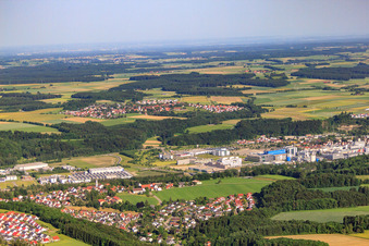 Luftbild von Industriegebiet an der Riß mit Boehringer Ingelheim Biberach in Biberach an der Riß im Bundesland Baden-Württemberg, Deutschland
