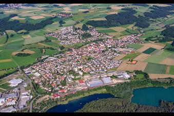 Stadtansicht am Natursee Ummendorfer Ried im Bundesland Baden-Württemberg, Deutschland
