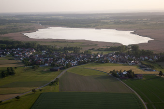 Luftbild von Ort vor dem Federsee mit Pfahlbauten in Tiefenbach im Bundesland Baden-Württemberg, Deutschland