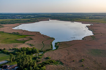Luftbild von Federsee mit Pfahlbauten in Bad Buchau im Bundesland Baden-Württemberg, Deutschland