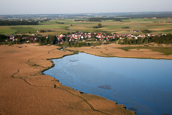 Ort hinterm Federsee mit Pfahlbauten in Tiefenbach im Bundesland Baden-Württemberg, Deutschland