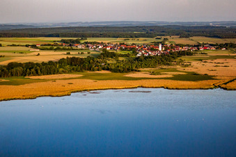 Ort hinterm Federsee mit Pfahlbauten in Oggelshausen im Bundesland Baden-Württemberg, Deutschland