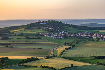 Dorf am Hang des Bussen, der Heilige Berg Schwabens und Wallfahrtsort im Ortsteil Offingen in Uttenweiler im Bundesland Baden-Württemberg, Deutschland