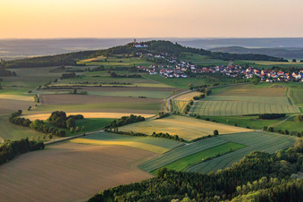 Luftbild von Dorf am Hang des Bussen, der Heilige Berg Schwabens und Wallfahrtsort im Ortsteil Offingen in Uttenweiler im Bundesland Baden-Württemberg, Deutschland