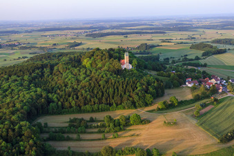 Luftbild von St. Johannes Baptist auf dem Bussen im Ortsteil Offingen in Uttenweiler im Bundesland Baden-Württemberg, Deutschland