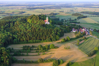 Luftaufnahme von St. Johannes Baptist auf dem Bussen im Ortsteil Offingen in Uttenweiler im Bundesland Baden-Württemberg, Deutschland