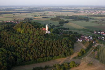 Luftbild von Kirchengebäude der St. Johannes Baptist - Bussenkirche in Uttenweiler im Ortsteil Offingen im Bundesland Baden-Württemberg, Deutschland