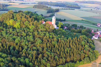 Schrägluftbild von St. Johannes Baptist auf dem Bussen im Ortsteil Offingen in Uttenweiler im Bundesland Baden-Württemberg, Deutschland