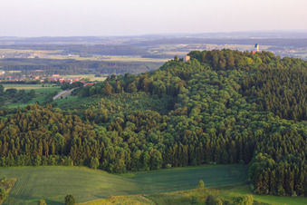 St. Johannes Baptist und Burgruine auf dem Bussen im Ortsteil Offingen in Uttenweiler im Bundesland Baden-Württemberg, Deutschland