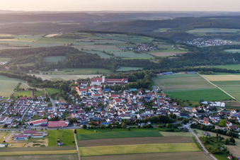 Ortsansicht der Straßen und Häuser der Wohngebiete in Obermarchtal im Bundesland Baden-Württemberg, Deutschland