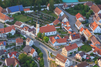 St. Urban und Kindergarten am Friedhof in Obermarchtal im Bundesland Baden-Württemberg, Deutschland