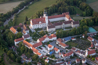 Das Kloster Obermarchtal in der Gemeinde Obermarchtal. Die von einer Mauer umgebene Klosteranlage mit der Kirche St. Peter und Paul wird heute von der Kirchlichen Akademie der Lehrerfortbildung Obermarchtal der Diözese Rottenburg-Stuttgart genutzt im Bundesland Baden-Württemberg, Deutschland