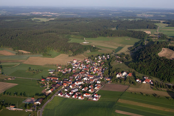 Luftbild von Dorf - Ansicht am Rande von landwirtschaftlichen Feldern und Nutzflächen in Ehingen (Donau) im Ortsteil Granheim im Bundesland Baden-Württemberg, Deutschland