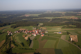 Luftbild von Dorf - Ansicht am Rande von landwirtschaftlichen Feldern und Nutzflächen in Bremelau im Ortsteil Dürrenstetten in Münsingen im Bundesland Baden-Württemberg, Deutschland