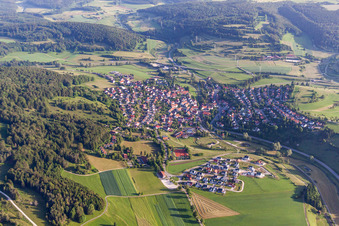 Dorf - Ansicht am Rande von landwirtschaftlichen Feldern und Nutzflächen in Gomadingen im Bundesland Baden-Württemberg, Deutschland