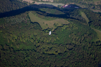 Luftaufnahme von Bauwerk des Aussichtsturmes Schönbergturm im Wald in Pfullingen im Bundesland Baden-Württemberg, Deutschland