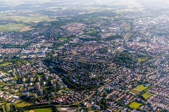 Ortsansicht der Straßen und Häuser der Wohngebiete in Reutlingen im Bundesland Baden-Württemberg, Deutschland