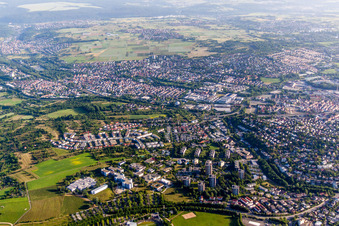 Ortsansicht der Straßen und Häuser der Wohngebiete im Ortsteil Ringelbach in Reutlingen im Bundesland Baden-Württemberg, Deutschland