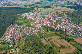Ortsansicht der Straßen und Häuser der Wohngebiete im Ortsteil Ohmenhausen in Reutlingen im Bundesland Baden-Württemberg, Deutschland