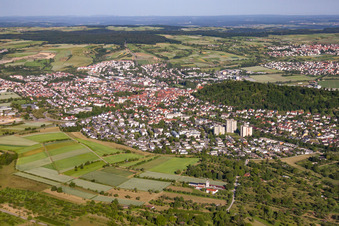 Stadtgebiet um dem Schloßberg mit Außenbezirken und Innenstadtbereich in Herrenberg im Bundesland Baden-Württemberg, Deutschland