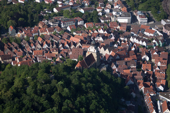 Schloßberg und Stiftskirche von Osten in Herrenberg im Bundesland Baden-Württemberg, Deutschland