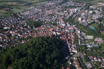 Luftbild von Schloßberg und Stiftskirche von Osten in Herrenberg im Bundesland Baden-Württemberg, Deutschland