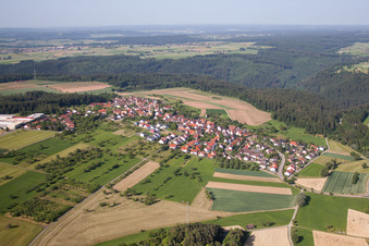 Luftbild von Dorf - Ansicht im Ortsteil Holzbronn in Calw im Bundesland Baden-Württemberg, Deutschland