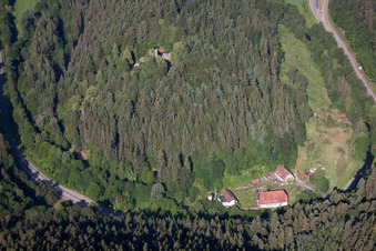 Ruine und Mauerreste der ehemaligen Burganlage und Feste Waldeck im Nagoldtal in Calw. Mit im Bild die von Wald umgebene Seniorenresidenz Waldecker Hof im Ortsteil Holzbronn im Bundesland Baden-Württemberg, Deutschland