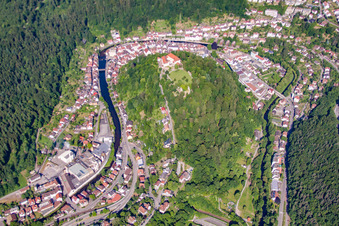 Ortskern am Uferbereich des Enz - Flußverlaufes in Neuenbürg im Bundesland Baden-Württemberg, Deutschland