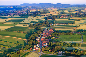 Dorfansicht am Morgen aus Osten in Vollmersweiler im Bundesland Rheinland-Pfalz, Deutschland