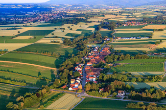 Luftbild von Dorfansicht am Morgen aus Osten in Vollmersweiler im Bundesland Rheinland-Pfalz, Deutschland