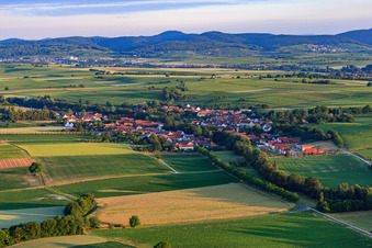 Dorfansicht am Morgen aus Südosten in Dierbach im Bundesland Rheinland-Pfalz, Deutschland