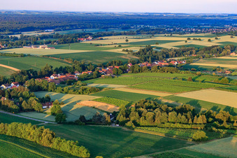 Dorfansicht am Morgen aus Nordosten in Vollmersweiler im Bundesland Rheinland-Pfalz, Deutschland