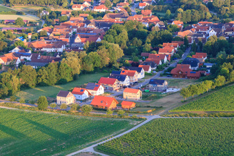 Kirchgasse aus Osten in Dierbach im Bundesland Rheinland-Pfalz, Deutschland