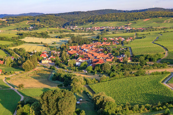 Dorfansicht am Morgen aus Osten in Niederhorbach im Bundesland Rheinland-Pfalz, Deutschland