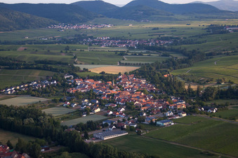 Luftaufnahme von Dorf - Ansicht am Rande von Feldern und Weinbergen vor der Kulisse des Haardtrandes des Pfälzerwalds im Ortsteil Heuchelheim in Heuchelheim-Klingen im Bundesland Rheinland-Pfalz, Deutschland