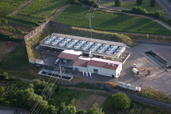 Kühlanlagen des Geothermiekraftwerk in Insheim im Bundesland Rheinland-Pfalz, Deutschland aus der Luft