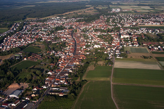 Schrägluftbild von Herxheim bei Landau im Bundesland Rheinland-Pfalz, Deutschland