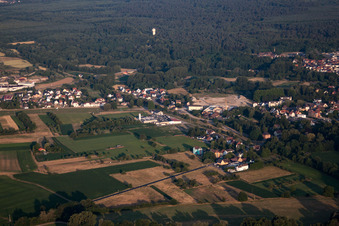 Soufflenheim im Bundesland Bas-Rhin, Frankreich aus der Drohnenperspektive