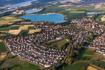 Dorfkern an den See- Uferbereichen des Kiesweiers in Offendorf in Grand Est im Bundesland Bas-Rhin, Frankreich