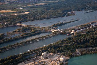 Staubecken und Uferbereiche an der Staustufe und Schleuse des Rhein zwischen Gambsheim und Freistett in Rheinau im Bundesland Baden-Württemberg, Deutschland