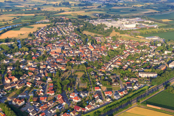 Stadtansicht an der Kinzig aus Osten in Willstätt im Bundesland Baden-Württemberg, Deutschland