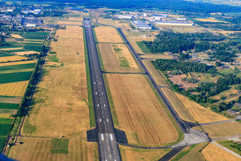 Landebahn des Flugplatz der Lahrer Flugbetriebs GmbH im Ortsteil Schuttern in Friesenheim im Bundesland Baden-Württemberg, Deutschland