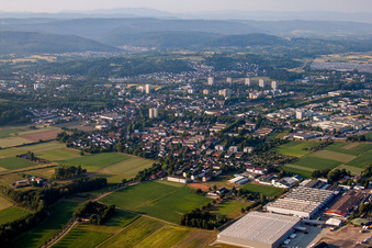 Ortsansicht der Straßen und Häuser der Wohngebiete in Lahr/Schwarzwald im Bundesland Baden-Württemberg, Deutschland