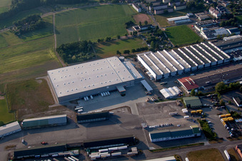 Luftbild von Lagerhauskomplex- Gebäude im Gewerbegebiet Zehnder Group Deutschland GmbH in Lahr/Schwarzwald im Bundesland Baden-Württemberg