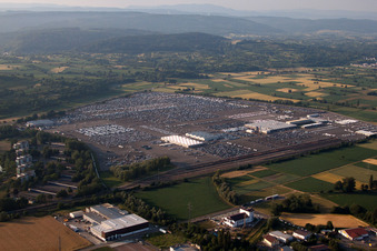 Lagerfläche der myMOSOLF, MOSOLF Logistics & Services GmbH, Fahrzeugpflege und Smart-Repair im Gewerbegebiet im Ortsteil Mietersheim in Lahr/Schwarzwald in Kippenheim im Bundesland Baden-Württemberg, Deutschland