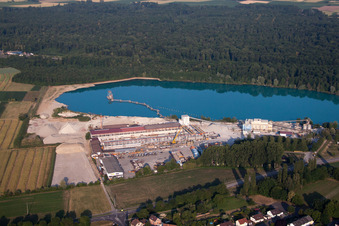 Beton- und Baustoffmischwerk der Schwarzwälder Beton-Fertigteile-Werk GmbH & Co. KG am Waldmattensee im Ortsteil Kippenheimweiler in Lahr/Schwarzwald im Bundesland Baden-Württemberg, Deutschland