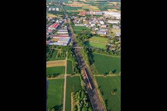 Industriegebiet Bahnhofstraße an der Bahnlinie mit EHRET und JRS Holzenergie HEW GmbH im Ortsteil Orschweier in Mahlberg im Bundesland Baden-Württemberg, Deutschland