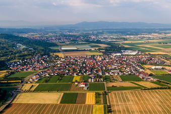 Ortsansicht der Straßen und Häuser der Wohngebiete in Ringsheim im Bundesland Baden-Württemberg, Deutschland