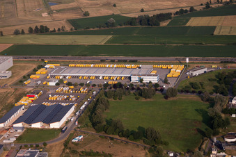 Gebäudekomplex und Logistikzentrum auf dem Gelände der DHL Global Forwarding Freight an der A5 in Herbolzheim im Bundesland Baden-Württemberg, Deutschland